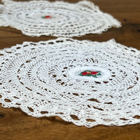 Set of 2 Hand Knit Circle Round Floral Doily Tablecloth, Tablecloth Crocheted - Picture 5 of 6